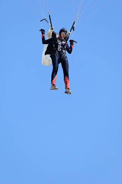 parachutiste en action - skydiving air aerial view vertical photos et images de collection