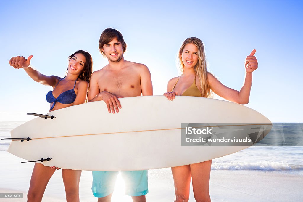 Amis avec planche de Surf sur la plage - Photo de Activité de loisirs libre de droits