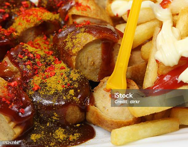 Deliciosa Salchicha Currywurst Con Papas Fritas O Pommes Rot Weiß Foto de stock y más banco de imágenes de Alimento