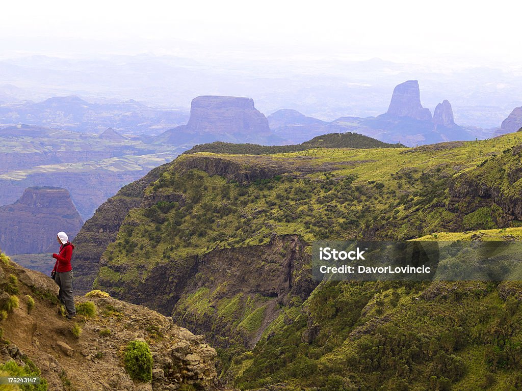 Lady in montagne - Foto stock royalty-free di Adulto