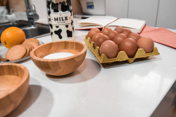 ingrédients pour crème pâtissière - dishware butter cutting board agriculture photos et images de collection