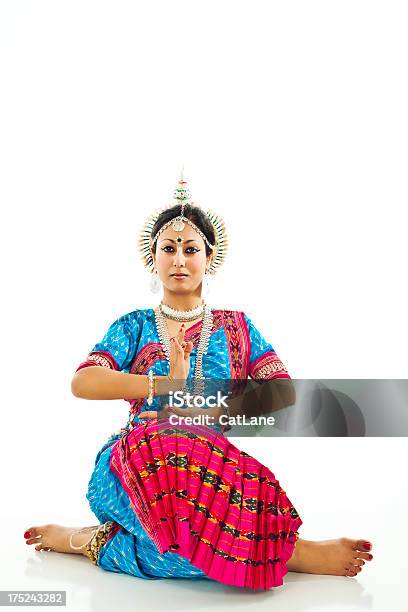 Молодые Индийские Женщины В Традиционных Сари — стоковые фотографии и другие картинки 20-29 лет - 20-29 лет, Белый фон, Бирюзовый