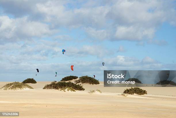 Kitesurfers Dietro Dune Di Sabbia - Fotografie stock e altre immagini di Ambientazione esterna - Ambientazione esterna, Clima tropicale, Composizione orizzontale