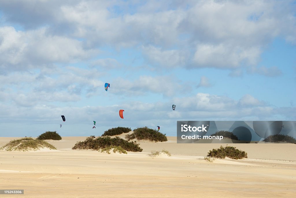 Kitesurfers 미진 모래 언덕 - 로열티 프리 0명 스톡 사진