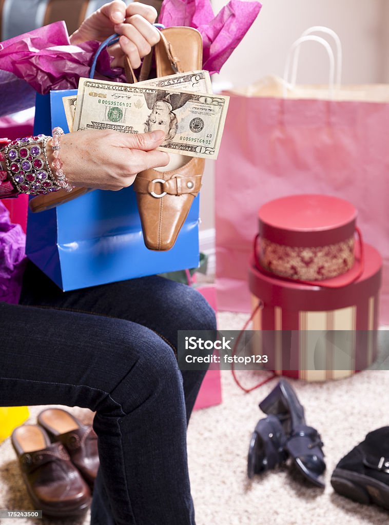 Consumismo. Donna con soldi e shopping bag acquisto di scarpe - Foto stock royalty-free di Abbigliamento casual