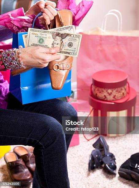 Consumismo Donna Con Soldi E Shopping Bag Acquisto Di Scarpe - Fotografie stock e altre immagini di Abbigliamento casual