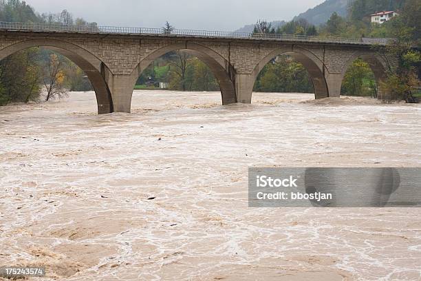 Puente Foto de stock y más banco de imágenes de Agua - Agua, Aire libre, Catástrofe natural