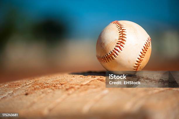 Liga De Béisbol Juvenil En El Primera Base Primer Plano Foto de stock y más banco de imágenes de Béisbol