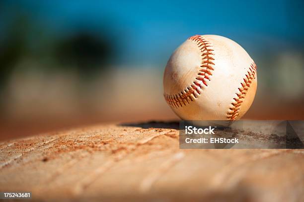 Lega Giovanile Di Baseball Alla Prima Base Primo Piano - Fotografie stock e altre immagini di Baseball