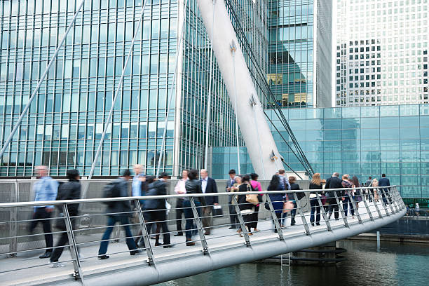 geschäftsleute gehen über brücke im finanzviertel, london, gb - blurred motion bridge business blue stock-fotos und bilder