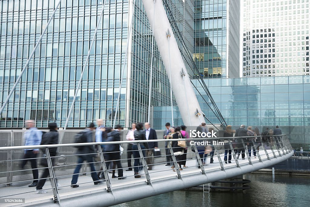 Gens d'affaires marchant sur le pont dans le quartier des finances de Londres, Royaume-Uni - Photo de Personne humaine libre de droits