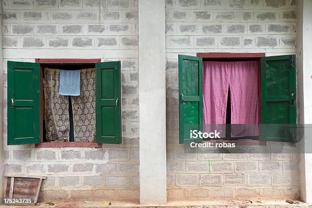 Dos Ventanas En Pared Gris Foto de stock y más banco de imágenes de Aire libre - Aire libre, Casa, Contraventana