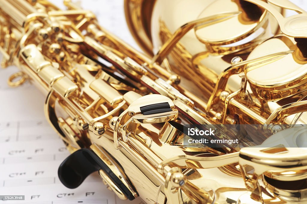 Sassofono contralto di musica fogli in background - Foto stock royalty-free di Attrezzatura musicale