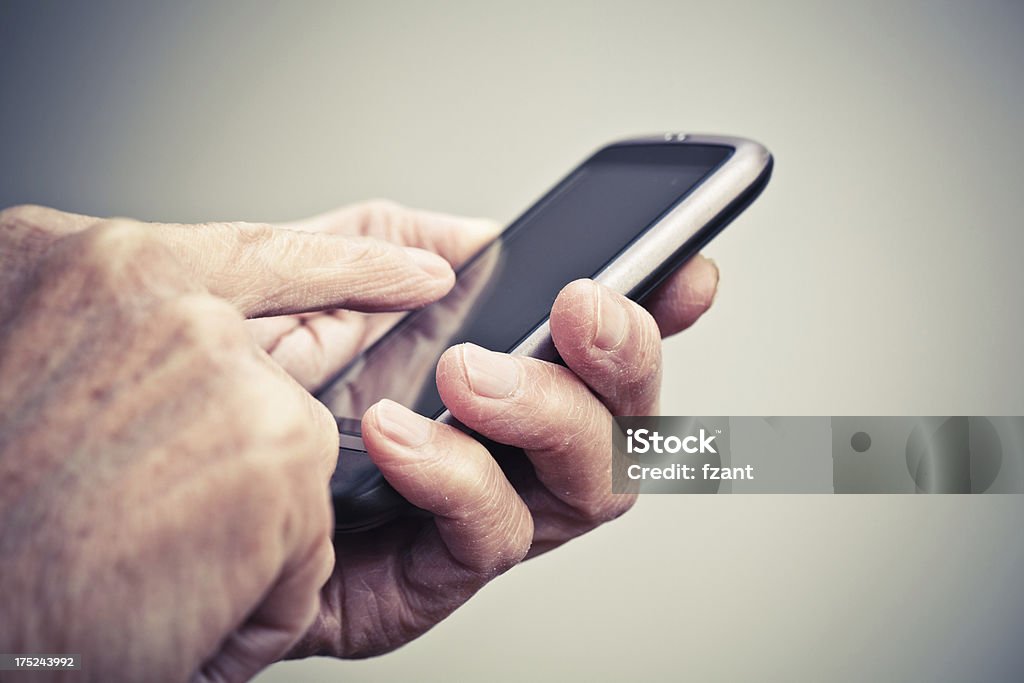 Mão segurando o telefone inteligente - Foto de stock de Adulto royalty-free