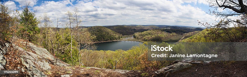 Vista panorâmica das montanhas e uma lagoa - Foto de stock de Colina royalty-free