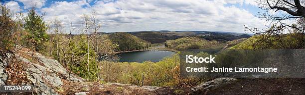 Foto de Vista Panorâmica Das Montanhas E Uma Lagoa e mais fotos de stock de Colina - Colina, Condado de Westchester, Cordilheira