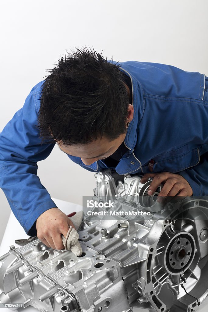 Meccanico è impegnato con un engine - Foto stock royalty-free di Acciaio