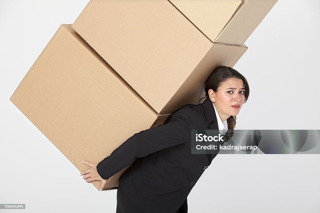 Donna d'affari che trasportano scatole marrone - Foto stock royalty-free di Adulto
