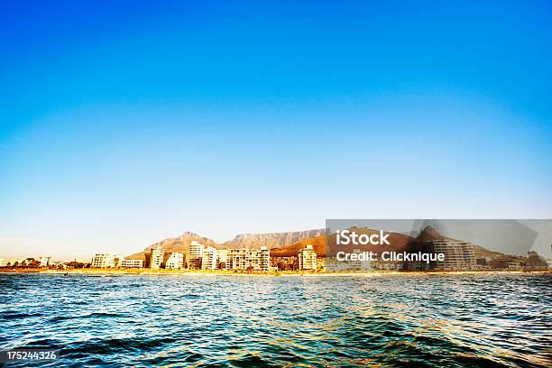 Vista Su Table Bay Waterfront Di Città Del Capo - Fotografie stock e altre immagini di Ambientazione esterna - Ambientazione esterna, Appartamento, Bellezza naturale