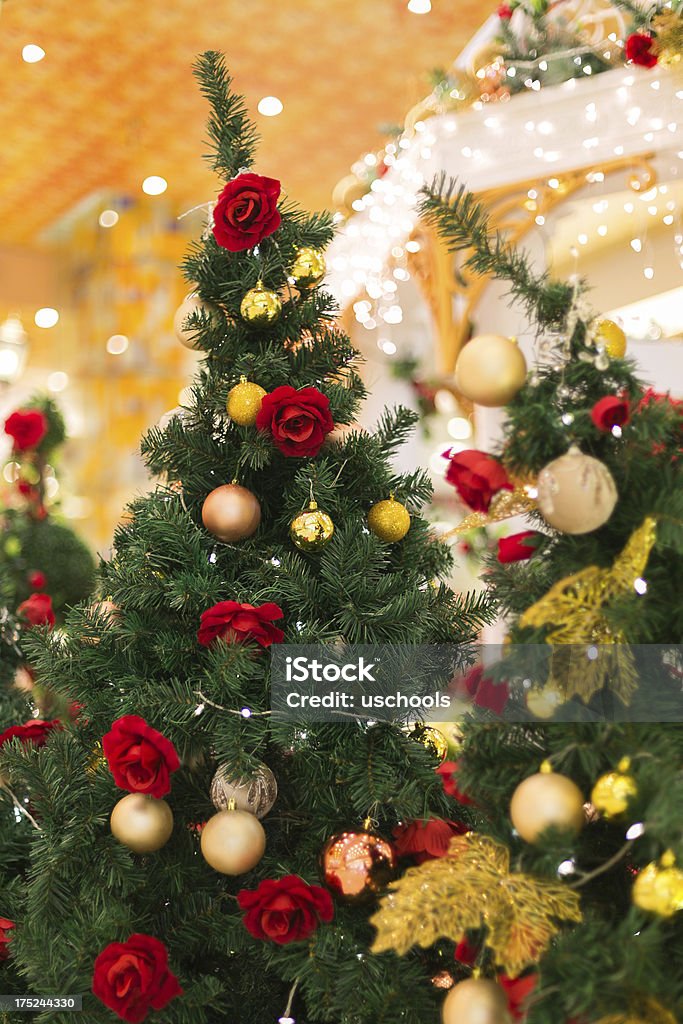 Árbol de Navidad con paredes rojas y rosas. - Foto de stock de Adorno de navidad libre de derechos