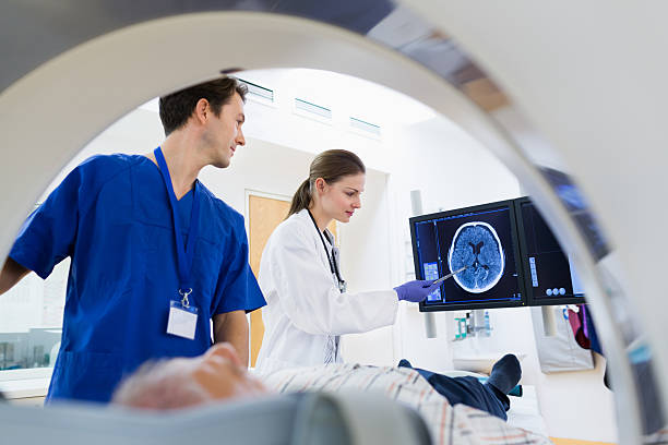 dois médicos com um paciente a tomografia computorizada - ambulant patient imagens e fotografias de stock