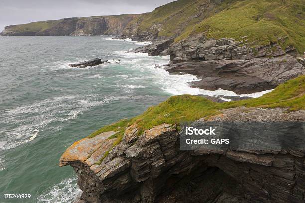 Foto de Penhascos Costeiros E Pedras Em Trebarwith Strand Na Cornualha e mais fotos de stock de Beleza natural - Natureza