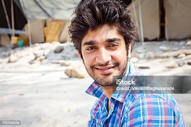 Один Веселый Азиатских Индийский Мужчина В Лагере В Ришикеш — стоковые фотографии и другие картинки 20-29 лет