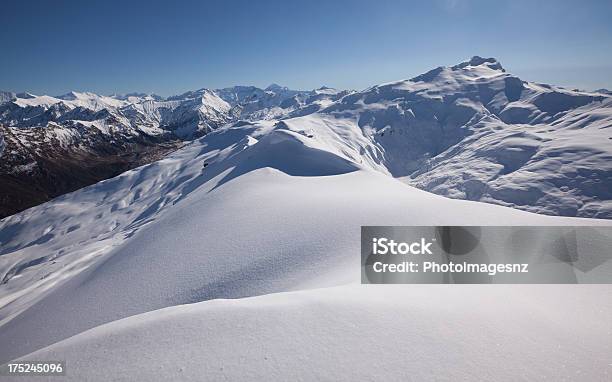 Foto de Pistas De Neve Wanaka Otago Nova Zelândia e mais fotos de stock de Azul - Azul, Branco, Cordilheira