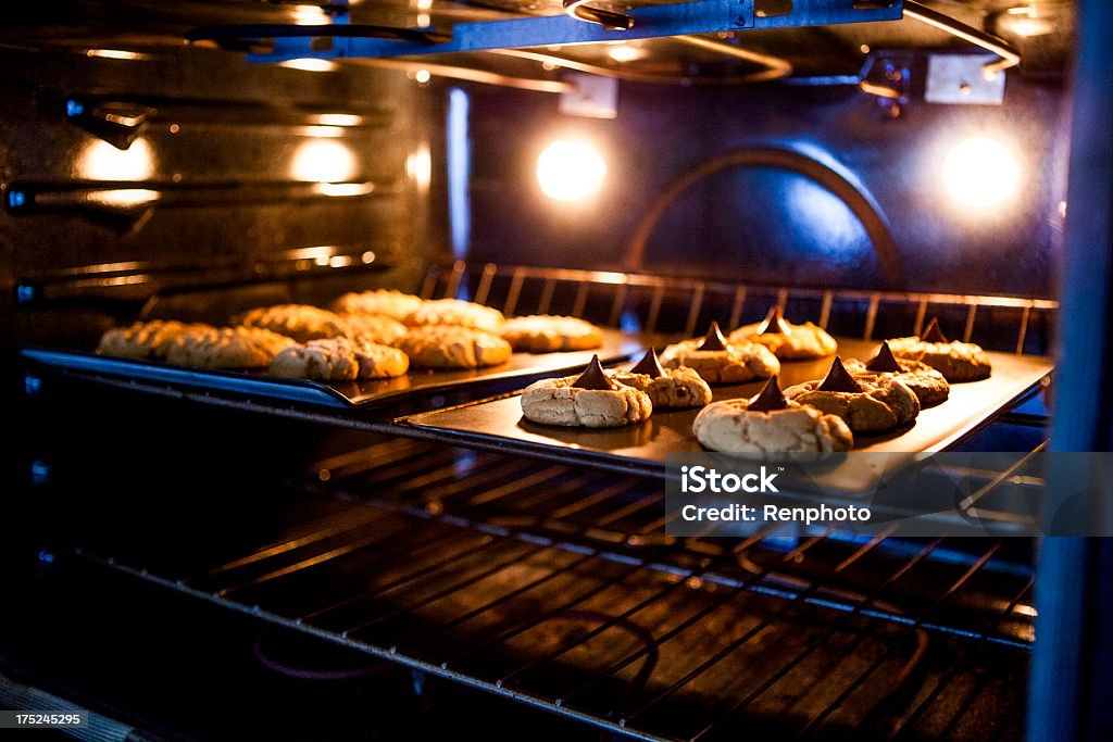 Mantequilla de cacahuete galletas caseras en el horno - Foto de stock de Alimento libre de derechos