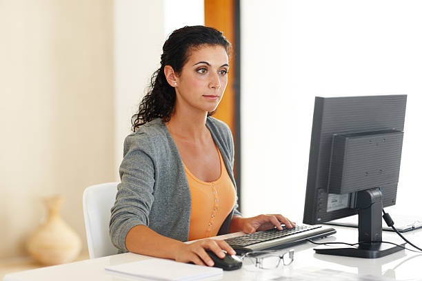 me encanta tener la libertad para trabajar desde su casa - women computer home interior brown hair fotografías e imágenes de stock