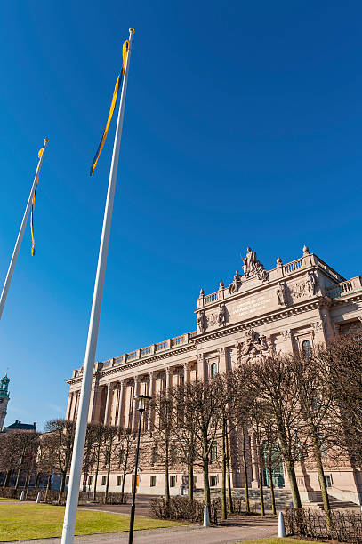 stockholm sveriges reichstag schwedische parlament und flaggen - sveriges helgeandsholmen stock-fotos und bilder