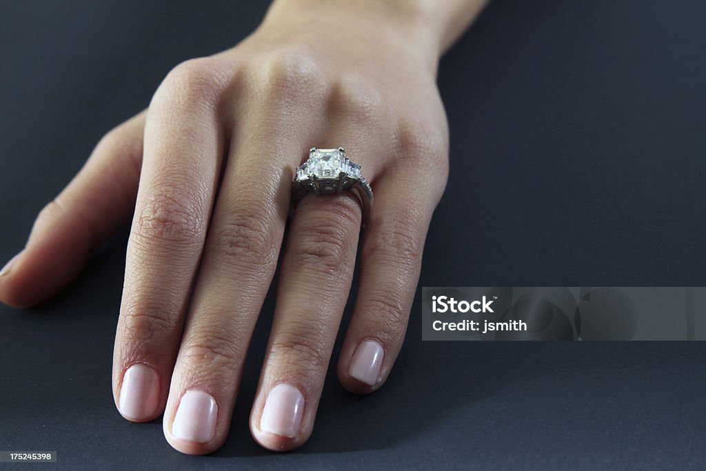 Женщина руки с Обручальное кольцо - Стоковые фото Бриллиантовое кольцо роялти-фри