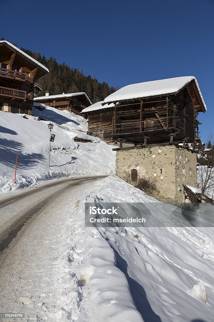 Chalé alpino Suíça e Aldeia cobertos de neve - Royalty-free Aldeia Foto de stock