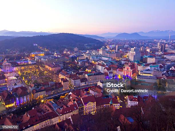 Photo libre de droit de Noël À Ljubljana banque d'images et plus d'images libres de droit de Arbre - Arbre, Balkans, Cathédrale