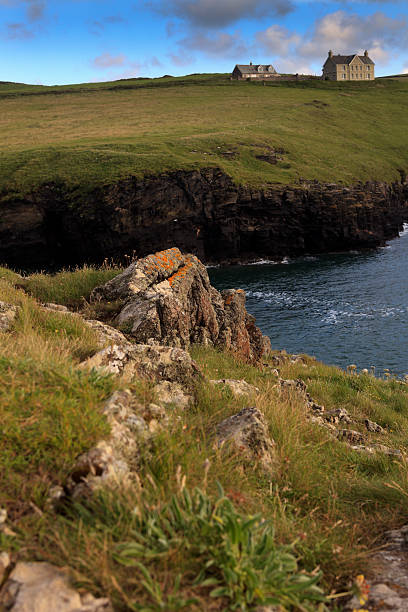 vista a la costa en port quin en cornwall - english quin fotografías e imágenes de stock