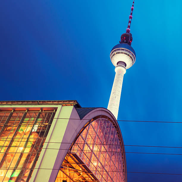 torre de televisão de berlim em alexander platz-alemanha - berlin germany television tower communications tower alexanderplatz - fotografias e filmes do acervo