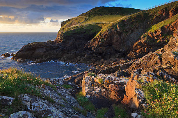 vue de la côte à port quin de cornwall - english quin photos et images de collection