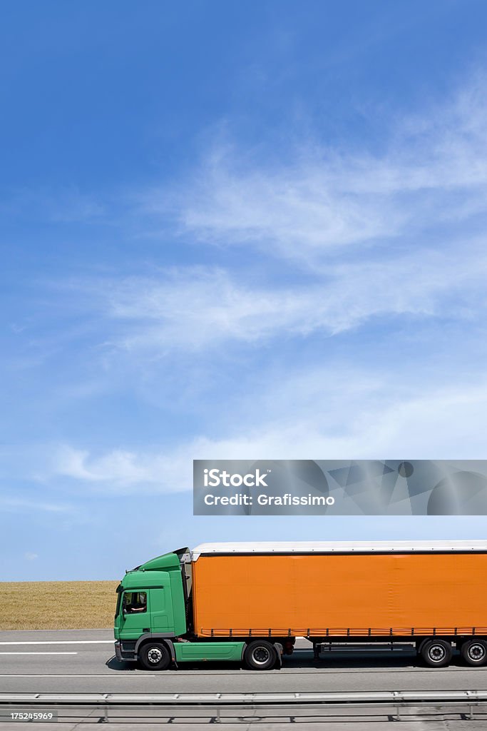 Cielo blu su camion arancione su autostrada - Foto stock royalty-free di Abitacolo