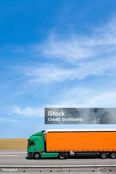 Cielo Blu Su Camion Arancione Su Autostrada - Fotografie stock e altre immagini di Abitacolo - Abitacolo, Ambientazione esterna, Attività fisica