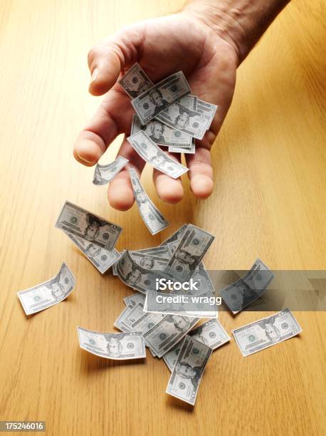 American Dollari Cadere Attraverso Il Palmo Di Una Mano - Fotografie stock e altre immagini di Soldi a palate