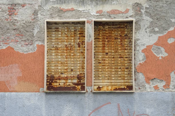 okna z zardzewiałymi metalowymi okiennicami, stary budynek do całkowitego remontu - wood shutter rusty rust zdjęcia i obrazy z banku zdjęć