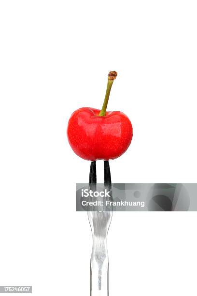 Cereja Vermelha Em Um Garfo - Fotografias de stock e mais imagens de Alimentação Saudável - Alimentação Saudável, Caule de planta, Cereja