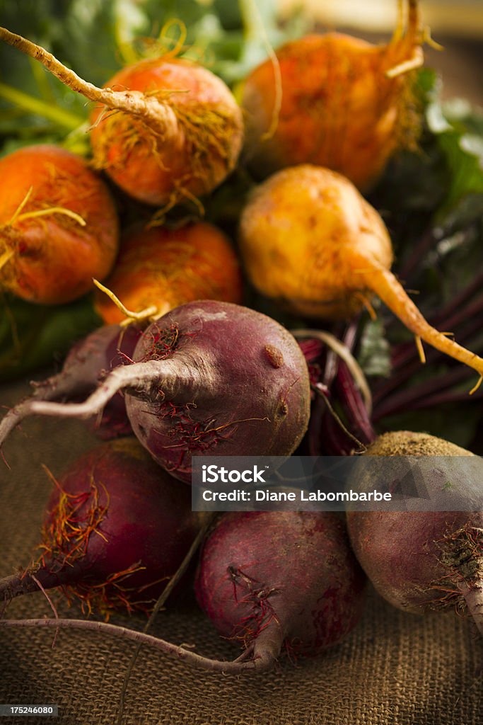 Orgánicos, amarillo y rojo beets de arpillera. - Foto de stock de Alimento libre de derechos