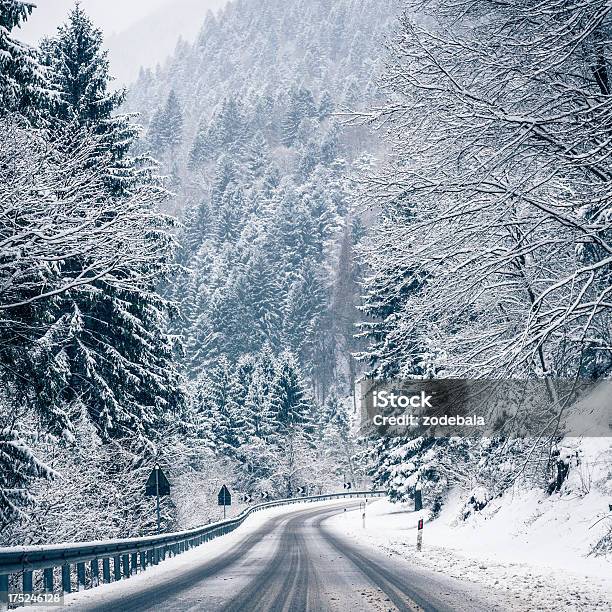 Photo libre de droit de Route Vide Avec La Neige Dans Les Alpes banque d'images et plus d'images libres de droit de Neige - Neige, Route, Italie