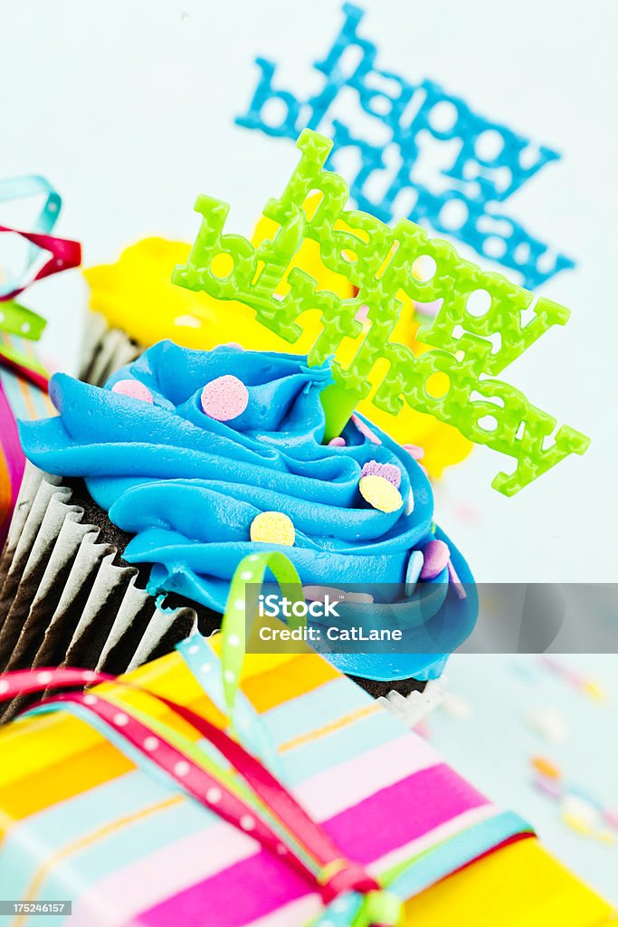 Szczęśliwy urodziny Cupcakes i prezent - Zbiór zdjęć royalty-free (Aranżacja)