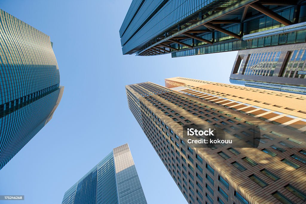 Gruppo di edifici che si estende in diagonale e paesaggio urbano. - Foto stock royalty-free di Abbigliamento