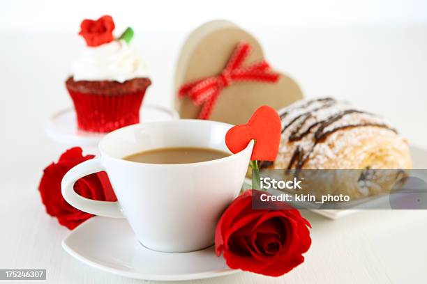 の朝食 - カップケーキのストックフォトや画像を多数ご用意 - カップケーキ, クロワッサン, コーヒー