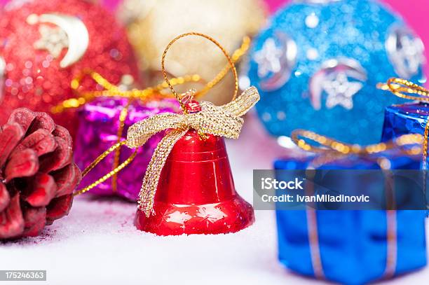 Photo libre de droit de Cloches De Noël banque d'images et plus d'images libres de droit de Blanc - Blanc, Boule de Noël, Brillant