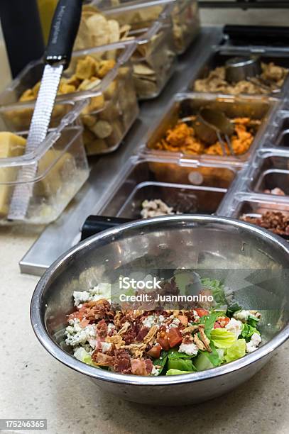 Salatbar Stockfoto und mehr Bilder von Bartresen - Bartresen, Gewerbliche Küche, Salat - Blattgemüse