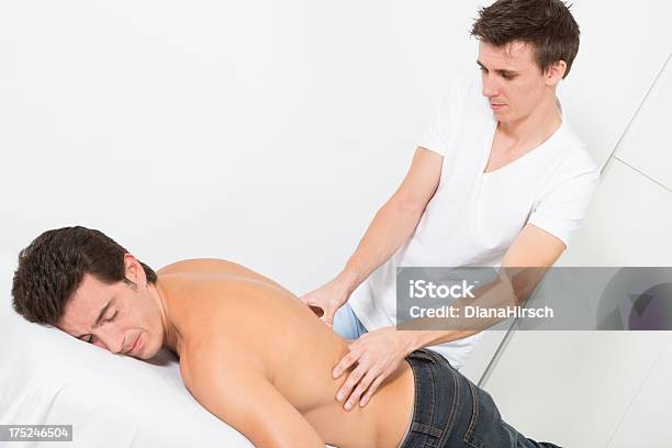 Osteopata Il Trattamento Di Pazienti Di Sesso Maschile - Fotografie stock e altre immagini di Accudire